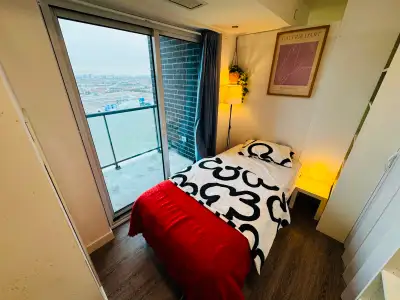✨ Furnished Room with Balcony View – North York ✨ CA$850 (utilities included) Move-in ready 15 Vena...
