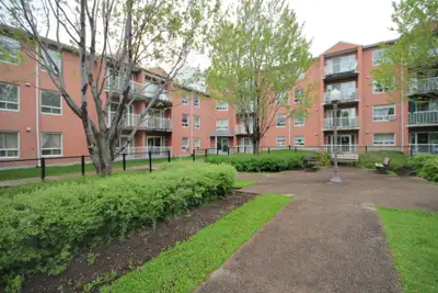 4 1/2 à louer 15 DÉCEMBRE 2025 - rue Bergemont à Limoilou. Stationnement intérieur inclus, chauffé,...