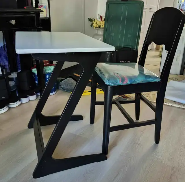 Pupitre table chaise en bois in Other Tables in Granby - Image 2