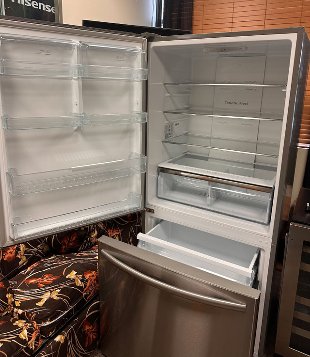 Hisense RB17N6DSE 17.0 Cu Ft Counter-Depth Bottom Mount Fridge in Refrigerators in Calgary - Image 2