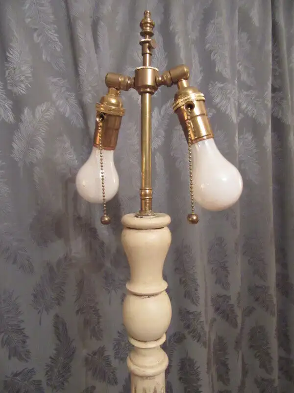 VINTAGE TALL TURNED WOOD FLOOR LAMP, SHABBY CHIC in Arts & Collectibles in City of Montréal - Image 4