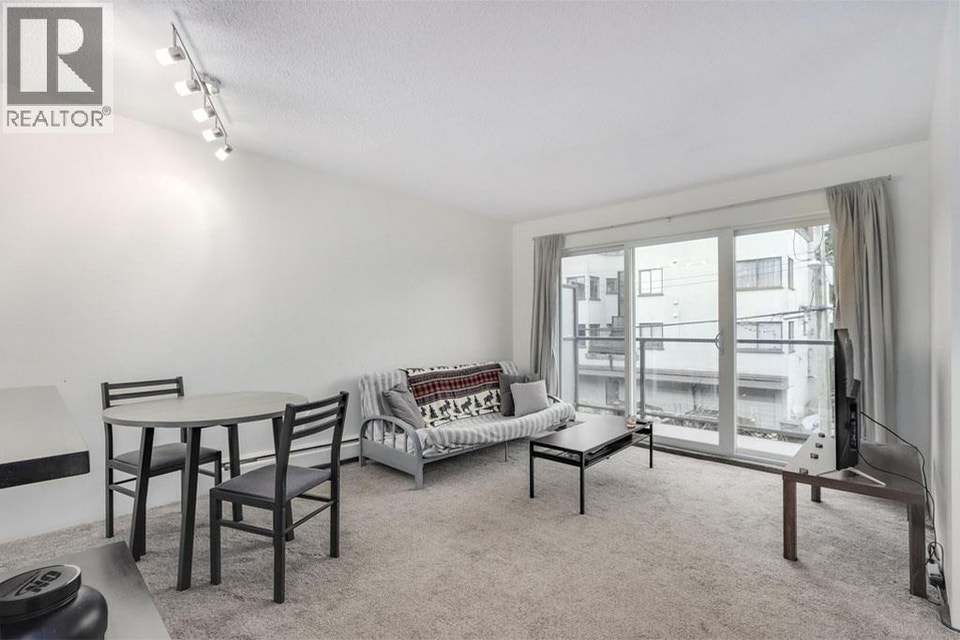 207 1450 LABURNUM STREET Vancouver, British Columbia 3