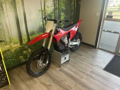 IN STOCK NOW! PRICE IS PLUS FREIGHT AND TAXES Engine Type: Electric Cooling: Liquid / Air Fuel Syste...