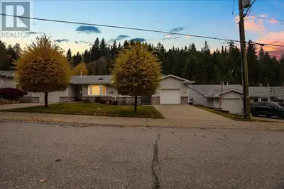 Discover the perfect blend of comfort and entertainment in this spacious townhouse in Castlegar! Ide...