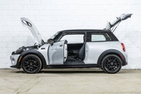 *English below* *Français:* Cette charmante MINI COOPER 3 Door se présente dans une élégante livrée... (image 4)