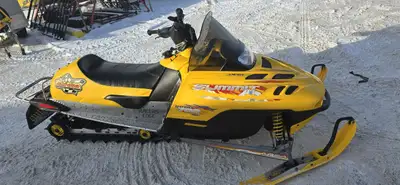 CONSIGNMENT UNIT TRACK EXTENDED TO 141" COMES WITH COVER AND SPARE BELT The 2000 Ski-Doo Summit 700...