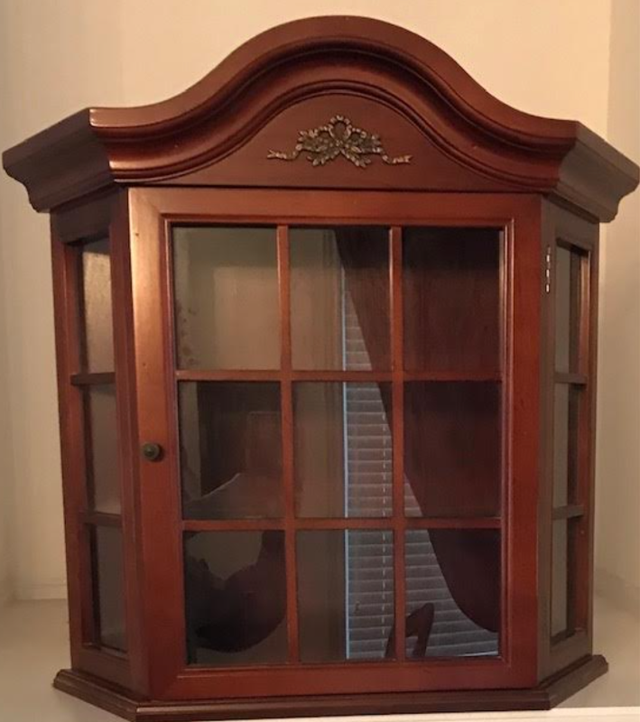 Vintage Bombay Co Wall Curio Cabinet with 2 Glass shelves in Bookcases & Shelving Units in City of Toronto - Image 9