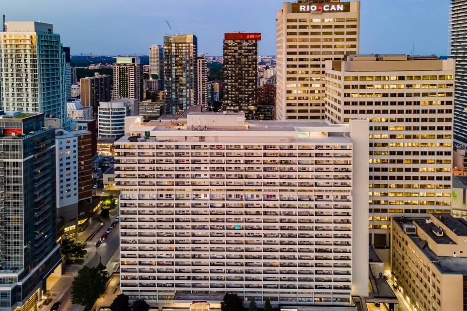 Yonge Eglinton Apartments – Duplex - 1 Bedroom available at 411 2