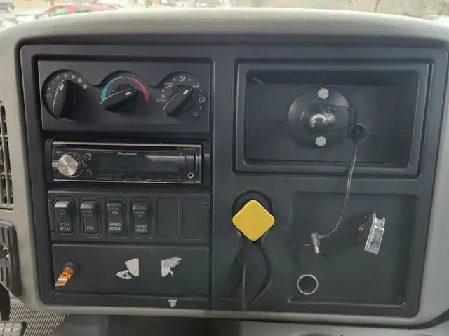 2015 International 7500 25.5' Curtain Side, Allison Auto, Tandem in Heavy Trucks in Calgary - Image 11