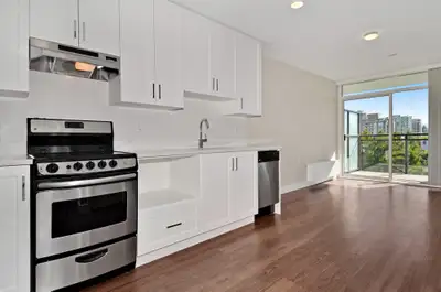 Built beside City Hall on a quiet cul-de-sac in Central Lonsdale, Bridgewater offers a rooftop terra...