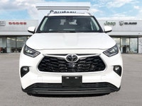 Drive with absolute confidence in this striking White 2022 Toyota Highlander XLE Sport Utility, engi... (image 8)