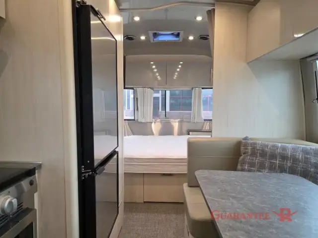 2022 Airstream Flying Cloud 23FB in Travel Trailers & Campers in Calgary - Image 12