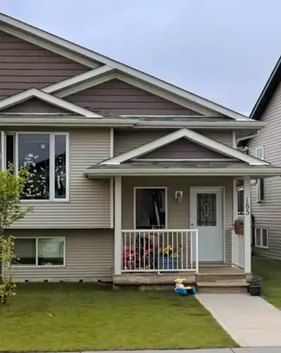 Beautiful 4 Bedroom 1/2 Duplex in Desirable Johnstone Crossing!