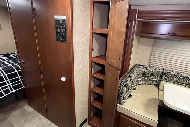 2015 Forest River Lexington 265DS – Pre-Owned Class B+ Motorhome in RVs & Motorhomes in Red Deer - Image 23