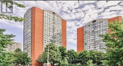 Welcome to this immaculate, bright, open-concept 2-bedroom, 2-bathroom penthouse suite in the heart...
