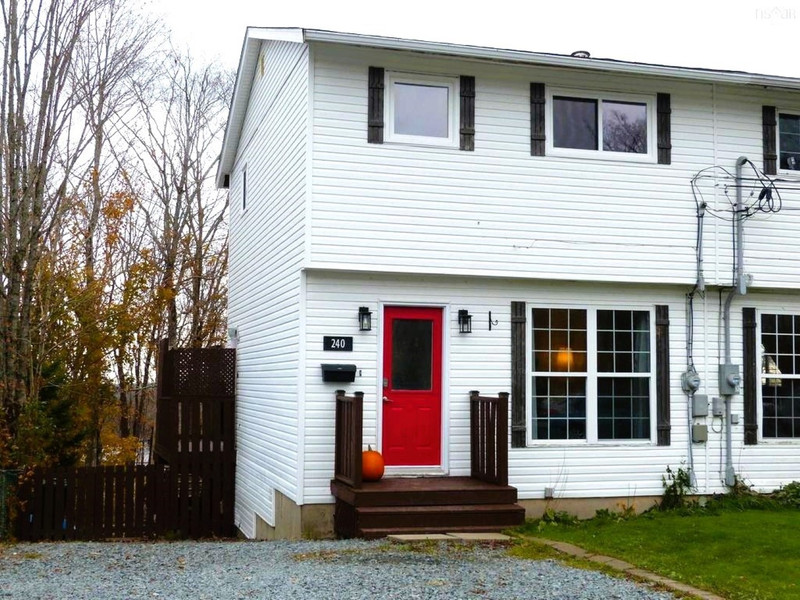 23110 Great location, updated 3 bedroom in Lower Sackville Long Term