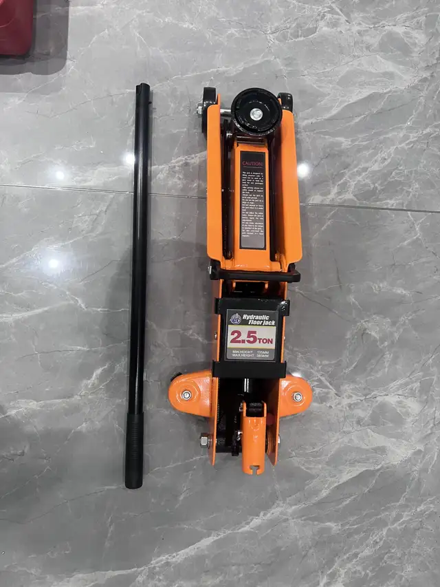 NEW 5500 LBS STEEL HYDRAULIC FLOOR JACK 2.5 TON 25TFJ in Heavy Equipment Parts & Accessories in Prince Albert - Image 2