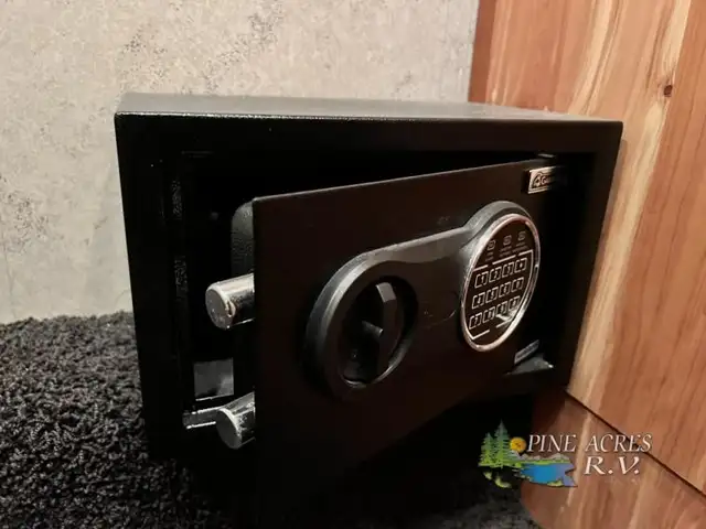 2013 Fleetwood RV Discovery 40X Diesel 057,684 Miles in RVs & Motorhomes in Moncton - Image 52