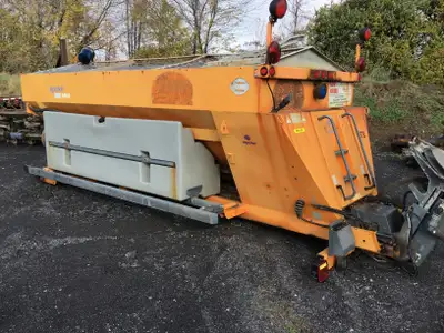Heavy truck / Camion lourd - # STOCK: PUB-239 1900 ÉQUIPEMENTS A NEIGE SALEUSE / BOITE A SEL / ÉPAND...