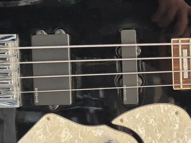 Schecter Stargazer-4 Electric Bass in Guitars in Oakville / Halton Region - Image 4