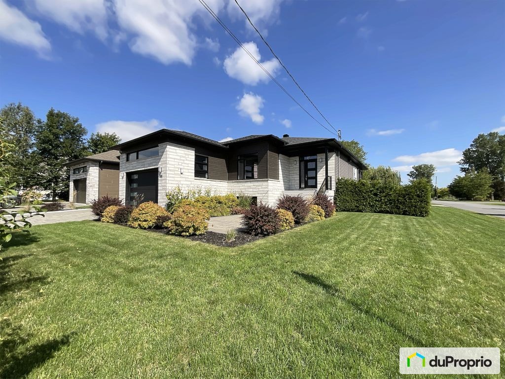$875,000 - Bungalow for sale in St-Jacques-Le-Mineur — photo 1