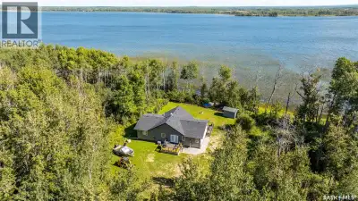 Settle in and enjoy lake life! This 1,580 sq. ft. bungalow at John Dunn Estates on Delaronde Lake fe...