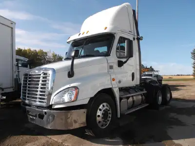 505hp 14.8L DD15 Engine, 12 speed overdrive Detroit Transmission, Air Suspension, Air Brakes, 4-way...