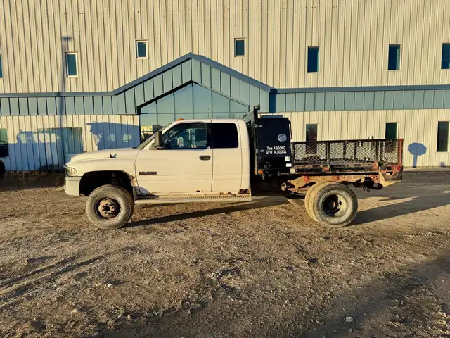 2001 DODGE RAM 3500 in Heavy Trucks in Saskatoon - Image 9