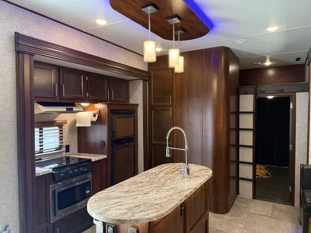 2019 Forest River VENGEANCE 377 V in Travel Trailers & Campers in St. Albert - Image 12