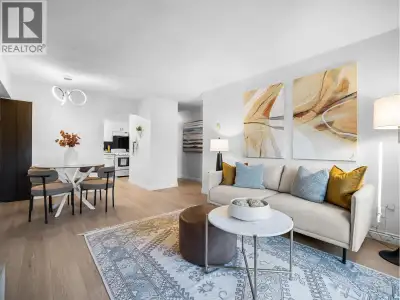 Why rent when you can own? This beautifully renovated 1BR/1BA condo is located in East Van´s best po...
