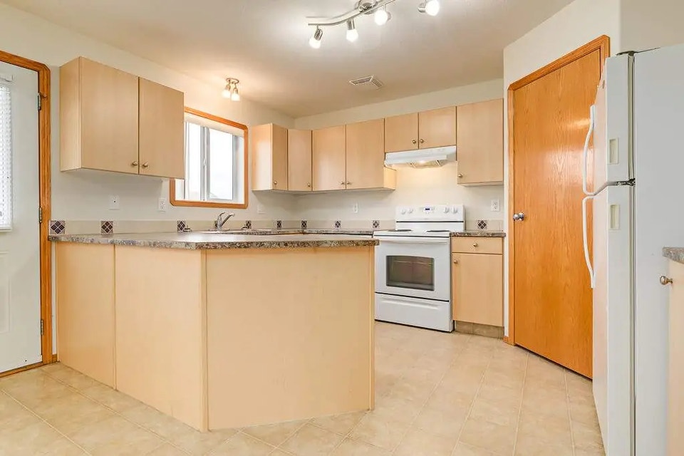 Modern Townhomes with Backyard - Kitson Close Townhomes - House 5