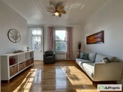 Charmant 4 ½, très lumineux, décoré et entretenu avec soin. Situé au 3e et dernier étage d'une copro...