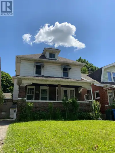 Great oppotunity for living & investment nearby Windsor University campus. This excellent maintained...