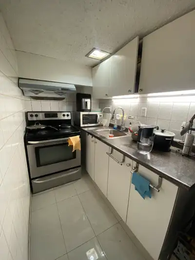 Room in a very clean basement-Don Mill & Finch Seneca College