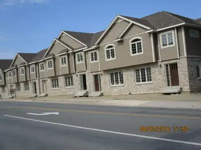 Luxury 4 bedroom 2.5 bathrooms 2 18 cubic ft fridges stove, dishwasher,washer & dryer A/C air condit...