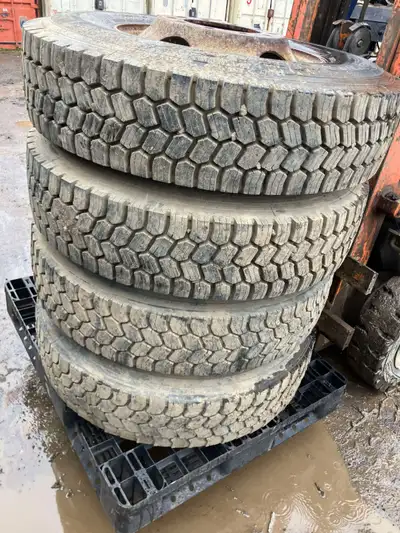 Plusieurs pneus, jantes et mags en stock. Pour GROS CAMION seulement Merci