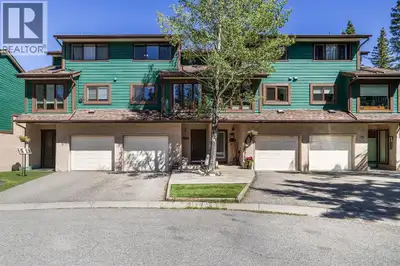 Nestled in a peaceful cul-de-sac and surrounded by nature, this 3 bedroom one and half bathroom town...