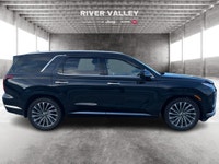 NAVIGATION, PARKING DISTANCE SENSORS, HEATED SEATS, SUNROOF, REMOTE STARTER Seeking an all-weather a... (image 1)