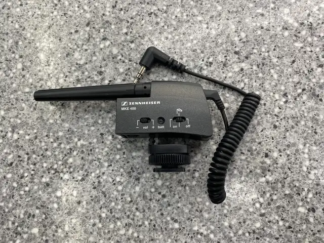 Sennheiser MKE 400 Shotgun Microphone in Performance & DJ Equipment in City of Toronto - Image 2