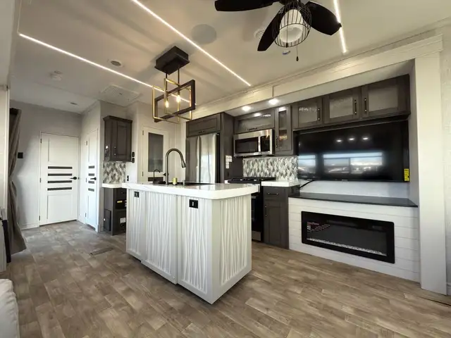 2025 Crossroads RV Redwood Regency 3721FDB Roulotte de parc 2025 in RVs & Motorhomes in Lanaudière - Image 11