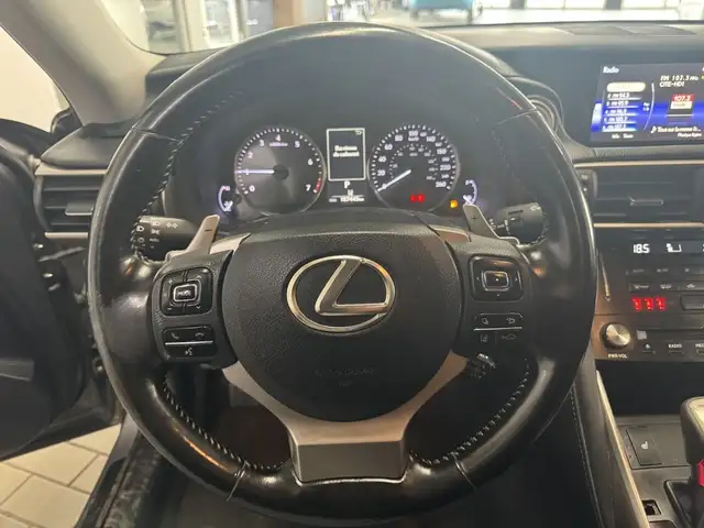 2017 Lexus IS 300 4dr Sdn AWD in Cars & Trucks in Longueuil / South Shore - Image 17