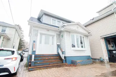 ROOM FOR RENT!! Centrally located in St. Catharines, close to Alex MacKenzie Park, Montebello Park,...