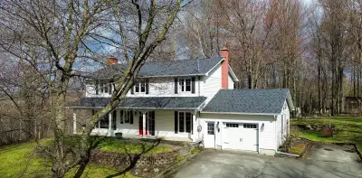 Perchée en hauteur sur un terrain soigneusement aménagé de près de 2 acres, cette charmante propriét...