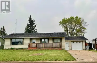 This property offers a nice location, great square footage and an extra large yard with a park behin...