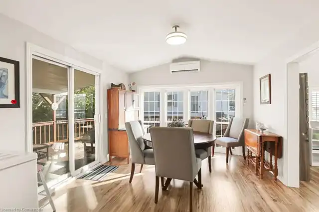 UPDATED BUNGALOW IN GOLDEN HORSESHOE ESTATES - 2 BED, 1 BATH in Houses for Sale in Hamilton - Image 8