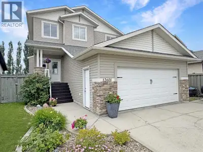 Welcome to this spacious 4-bedroom, 3.5-bathroom two-storey home in the highly desirable Royal Oaks...