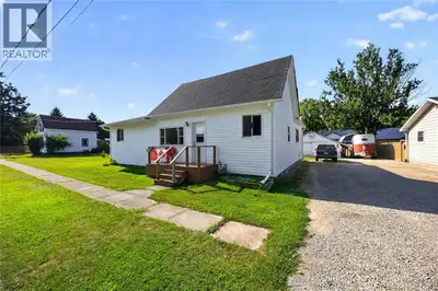 Welcome to 7967 Railroad Line in the heart of Alvinston—a fantastic opportunity for first-time buyer...
