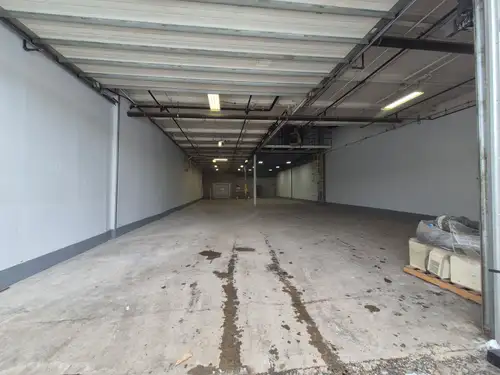 Grand espace de 4 000 pi² (100x40) parfait pour entreposage : équipements, outils, inventaire, motos...