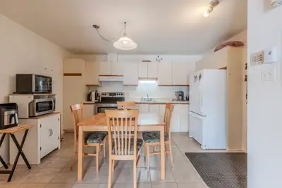 Grand 4 et demi dans un immeuble situé à Lévis dans le secteur St-Romuald. Cet immeuble de 12 logeme...