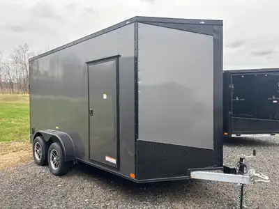 Remorque fermée 7x14x7 rampe arrière + 1 porte côté Parfait pour travailler avec style et durabilité...